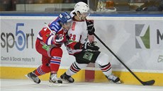 Patrik Zackrisson z HC Lev Praha (vlevo) a Stanislav �istov z týmu Traktor