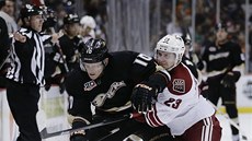 KDO S KOHO. Corey Perry (vlevo) z Anaheimu a Oliver Ekman-Larsson z Phoenixu