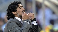 TRENÉR. Argentinský kou Diego Maradona diriguje své hráe bhem tvrtfinále.