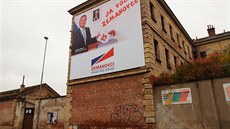 Jeden z ob�ích plakát� Zemanovc� na st�n� bývalé v�znice v Uherském Hradi�ti.