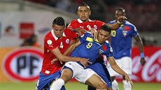 Ekvádorský fotbalista Jefferson Montero (vpravo) v souboji s Mauriciem Islasem...