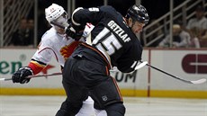 Ryan Getzlaf (vlevo) z Anaheimu v souboji s  Benem Streetem z Calgary.