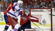 Ryan Callahan z New York Rangers pekonává gólmana Bradena Holtbyho z...