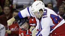 Bitka v podání Justina Falka (vpravo) z New York Rangers a Toma Wilsona z...