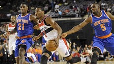 John Wall (vpravo z Washingtonu sledovaný Imanem Shumpertem (vlevo) a Time
