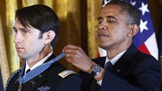 Americký prezident Barack Obama pipíná Medaili cti bývalému kapitánovi