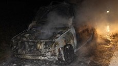 Na dálnici D5 ve st�edu ve�er sho�elo osobní auto, posádka sta�ila p�ed plameny