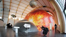 Nové 3D planetárium pivítalo první návtvníky 4. listopadu 2013 u píleitosti pátého výroí otevení Science Centra Techmania.