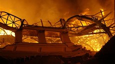 Plameny zachvátily Průmyslový palác na Výstavišti. (16. října 2008)