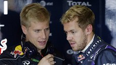 Sebastian Vettel debatuje s lenem týmu Red Bull nastavení vozu.