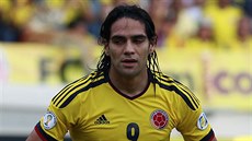 Kolumbijský útoník Radamel Falcao na kolenou. Jeho tým inkasoval od Chile.