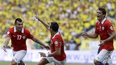 Chiltí fotbalisté slaví gól Alexise Sancheze (uprosted).