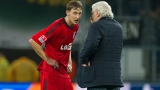DEBATA. Stefan Kiessling z Leverkusenu (vlevo), jen� dostal mí� skrz bo�ní sí�...