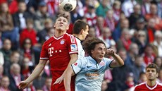 VYSKOIL JSEM VÝ. Schweinsteiger z Bayernu Mnichov (v erveném) ovládl vzduný...