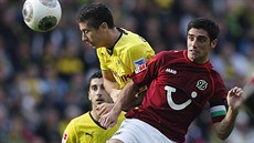 HLAVIKA DO BEZPEÍ. Dortmundský Robert Lewandowski (uprosted) svádí...