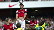 RUCE U T�LA A ST�ELECKÝ POKUS. Olivier Giroud z Arsenalu (s mí�em) neúsp�n�...