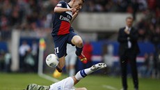 KLIDN LE, JÁ T PESKOÍM. Lucas Digne (nahoe) z Paris St. Germain se v...