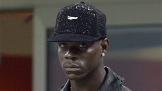 BALOTELLI V CIVILU. Útoník AC Milán Mario Balotelli sleduje utkání s Udine.