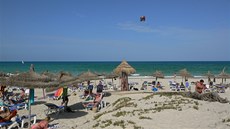 Patnáctikilometrová písitá plá. Kdo se nebojí, me vyzkouet parasailing...