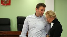 VOLNÝ. Ruský opoziník Andrej Navalnyj mluví s manelkou po rozsudku odvolacího