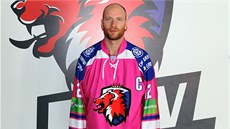 Úto�ník Lva Praha Ji�í Novotný p�edvedl speciální r��ový dres. 