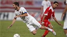 FAUL. Zálo�ník Jaroslav Pla�il jde k zemi v duelu na Malt�.