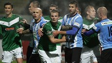 PÁNSKÁ VOLENKA. Fotbalisté Mladé Boleslavi (v modrém) se p�i standardní situaci