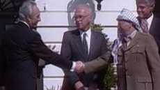 Symbolické podání rukou. Arafat uzavírá v Oslo historickou mírovou dohodu s