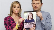Kate a Gerry McCannovi s poítaem vytvoenou podobiznou jejich zmizelé dcery...