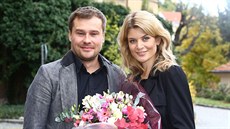 Iveta Vítová a její manžel Jaroslav při odchodu z porodnice (18. října 2013)