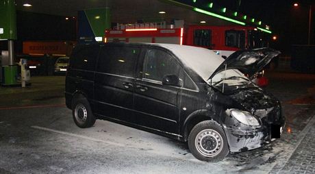 Oznámení o poáru dodávky u stojanu erpací stanice OMV na dálnici D8 u Lovosic...