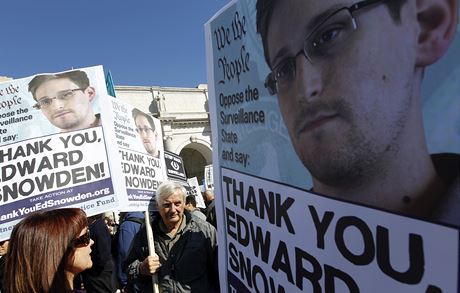 Podpora Edwarda Snowdena, který pedal tisku tajné informace o tom, jak NSA...