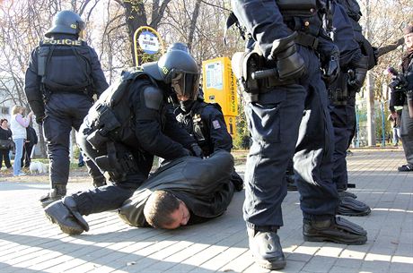 Mu ádal osvobození zadrených úastník sobotní demonstrace v centru Ostravy.