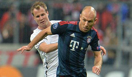 S OBRÁNCEM NA ZÁDECH. Arjena Robbena z Bayernu Mnichov se snaí uhlídat David...