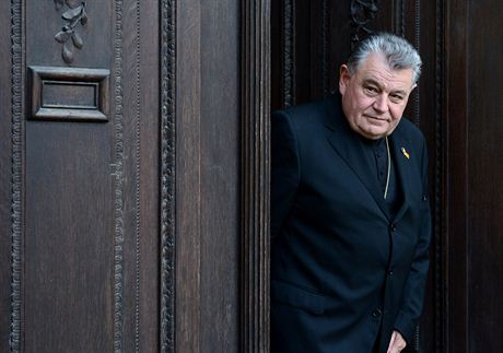 Praský arcibiskup Dominik Duka odchází z jednání s premiérem Jiím Rusnokem...
