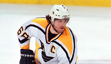 1999. Kapitn Pittsburghu Penguins Jaromr Jgr v utkn proti Vancouveru...