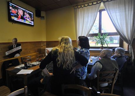 Restaurace U Prezidenta v Novém Veselí sítáním hlas neila. V rohu hostince se pouze krila papírová podobizna prezidenta Miloe Zemana.