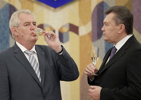 Milo Zeman se svým ukrajinským protjkem Viktorem Janukovyem na oficiálním...