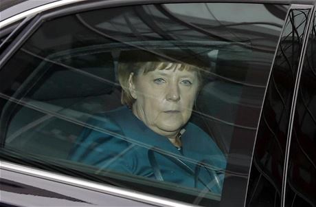 Angela Merkelová odjídí z prvního kola jednání s SPD o budoucí vlád. 