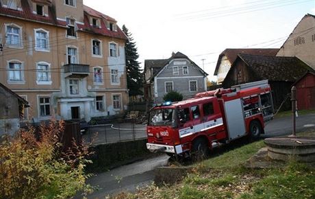 Hasiské auto u ubytovny v Havlovicích, kde v jednom z pokoj hoelo.