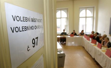 Volební místnost plzeského okrsku 97, kde byly volby prodlouené o pl hodiny.