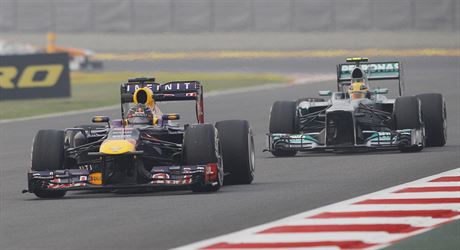 Sebastian Vettel z Red Bullu ujídí Lewisi Hamiltonovi z Mercedesu.
