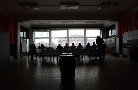 Lidé hlasují v pedasných volbách do Poslanecké snmovny. (25. íjna 2013)