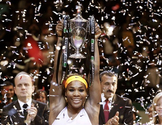 Serena Williamsová s trofejí pro vítzku Turnaje mistry.