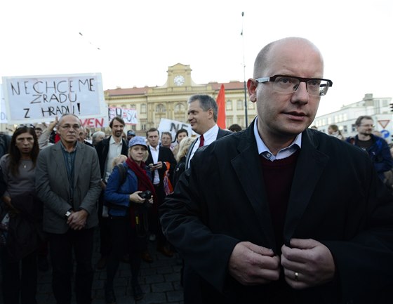 Pochod na podporu pedsedy SSD Bohuslava Sobotky (vpedu vlevo) se uskutenil