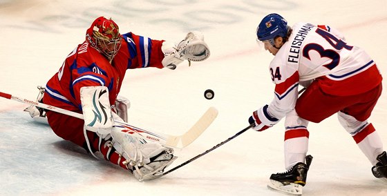 Momentka z olympijského turnaje ve Vancouveru: eský útoník Tomá Fleischmann najídí na ruského gólmana Jevgenie Nabokova.