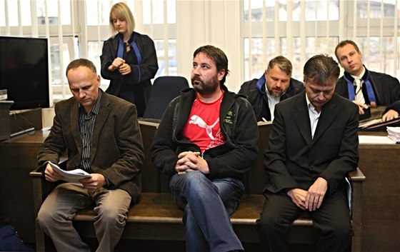 Všichni tři obžalovaní na jednom z předchozích líčení u žďárského okresního soudu. Zleva sedí Tomáš Bílek, Lubomír Izdný a Lubomír Kobylka.