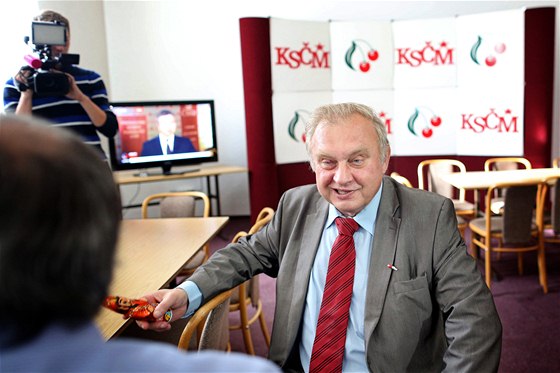 Europoslanec Miloslav Ransdorf ve volebním tábu KSM v Praze. (26. íjna 2013)