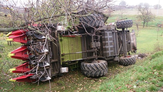 Hasii vyproují na Vykovsku pevrácený kombajn (27. íjna 2013).