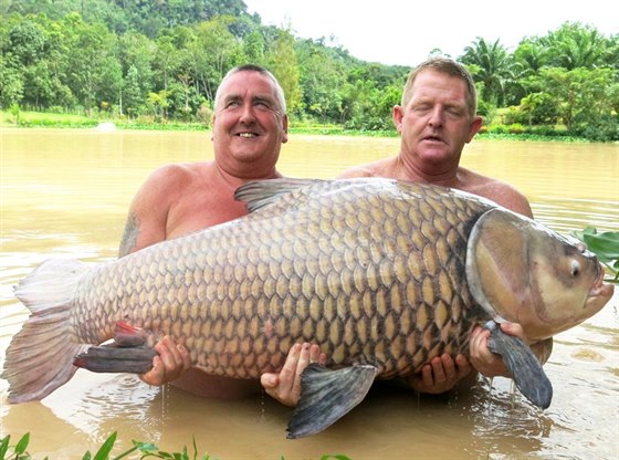 Anglian Keith Williams (vlevo) dostal k 56 narozeninám rybáský zájezd do...